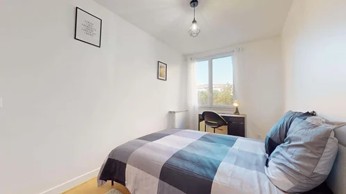 Chambre privée à 5 Av. du Général Leclerc, 94200 Ivry-sur-Seine, France, image 1 de 10
