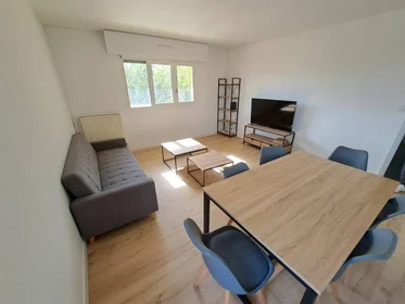 Quarto para alugar com cama de casal em {area}