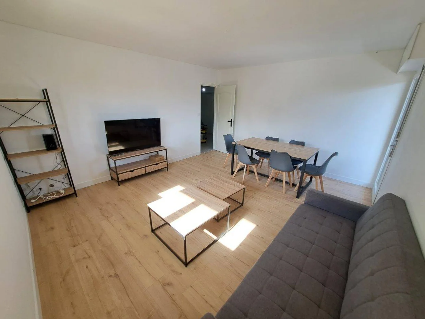Quarto de estudante luminoso e arejado com acesso fácil à universidade em 