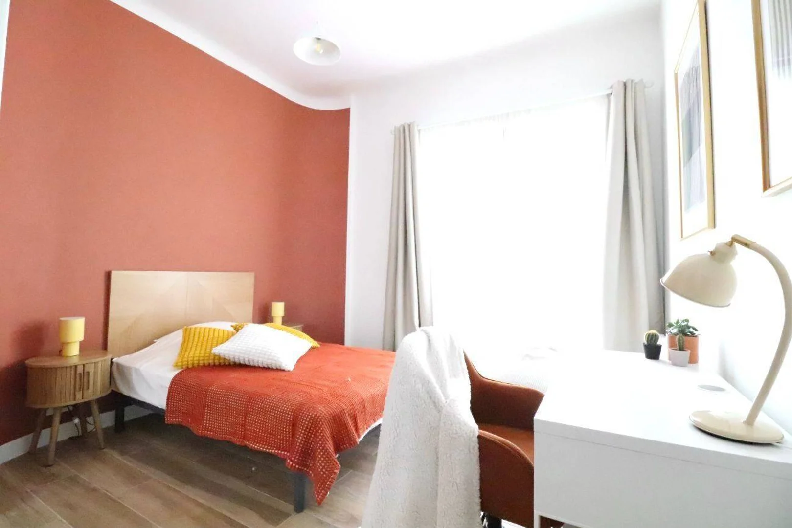Affordable room for students with ample lighting in 