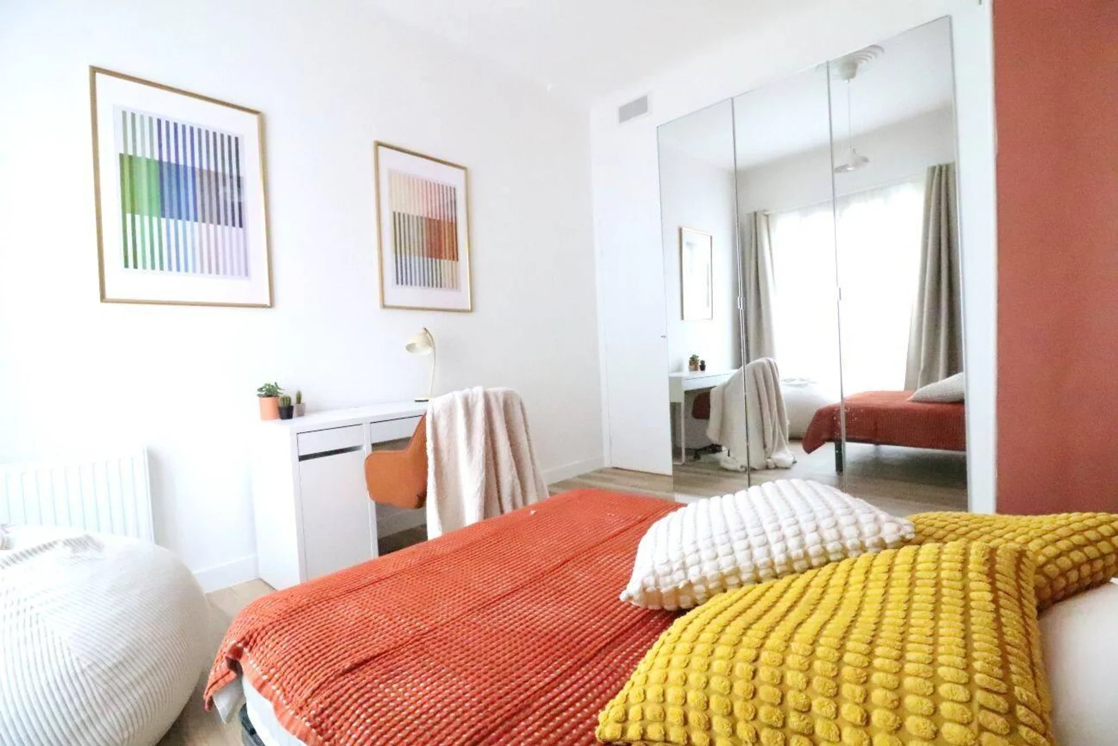Comfortable and spacious student room in 