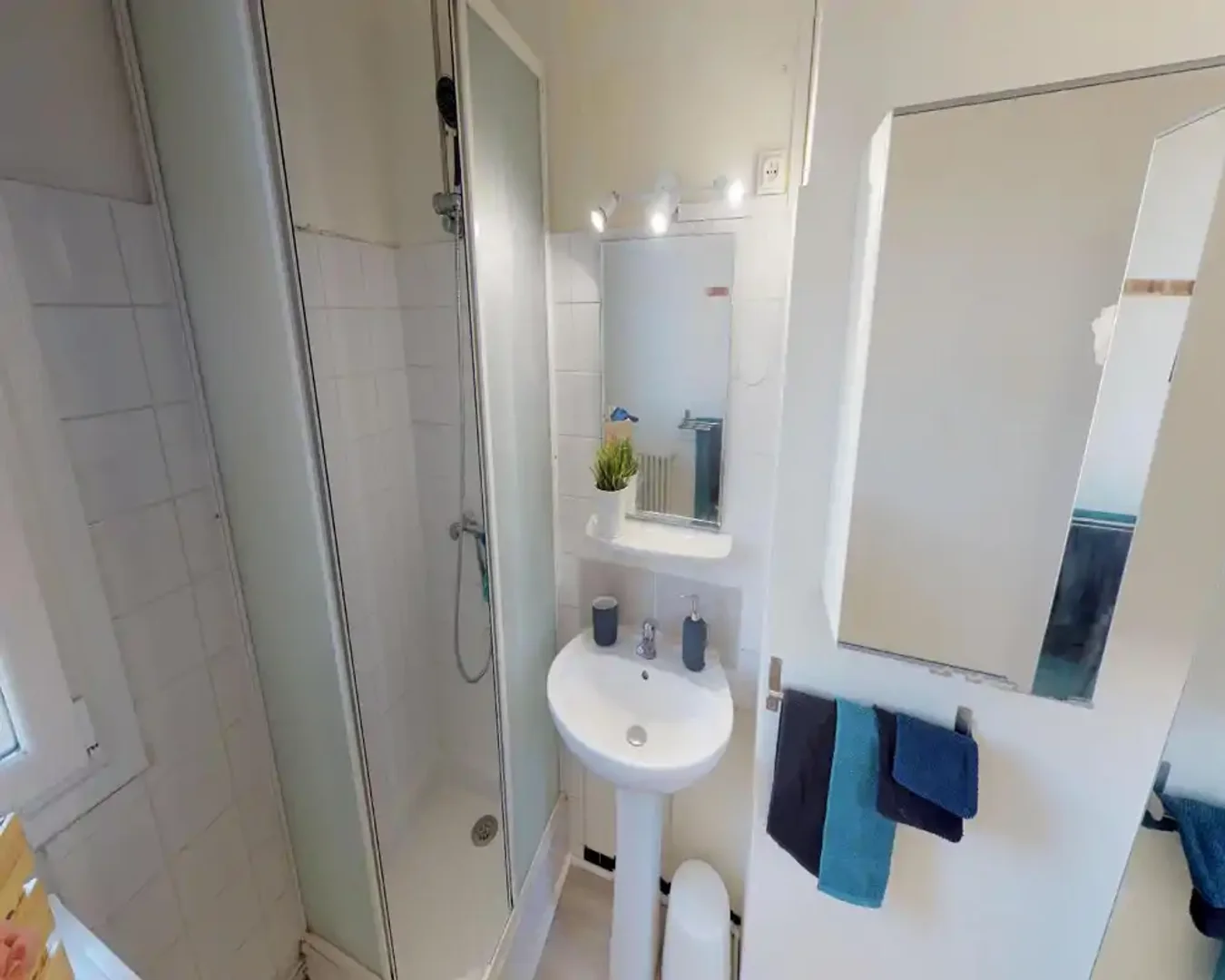 Habitación para estudiantes en  con área de estudio y facilidades compartidas