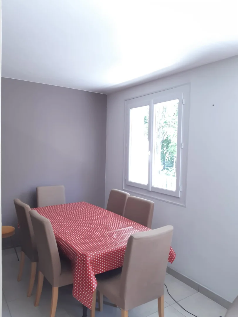 Zimmer in Studentenwohnung in  zu vermieten, voll möbliert