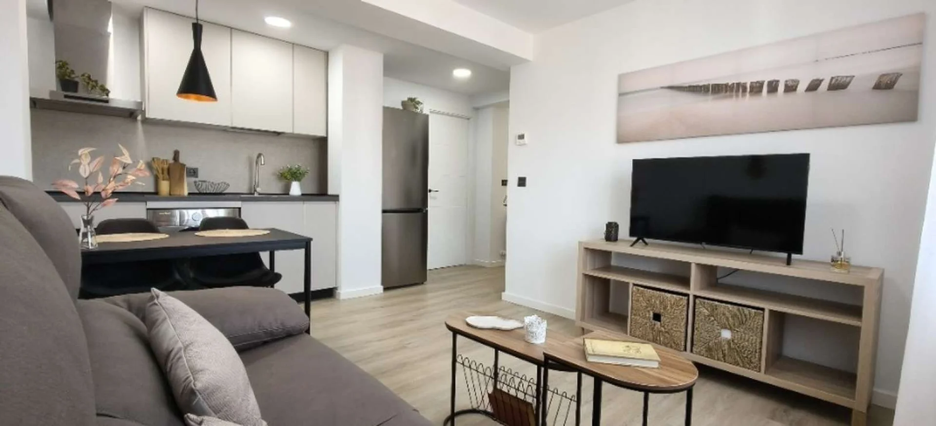 Bienvenido a este encantador apartamento de 1 dormitorio disponible para alquilar en Zaragoza. Esta propiedad está completamente amueblada y cuenta con calefacción central, aire acondicionado individual y ascensor. El apartamento ofrece lavadora privada para su comodidad y todos los gastos (electric - alojamiento para estudiantes en Calle de Mosén Damián Borobia