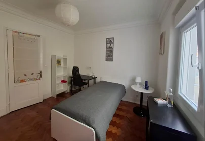Private room at Rua Professor Sousa da Câmara, image 5 of 24