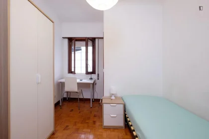 Private room at Rua de Angola, image 1 of 10