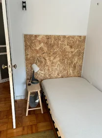 Stanza privata in Rua Coronel Almeida Valente, immagine 1 di 10