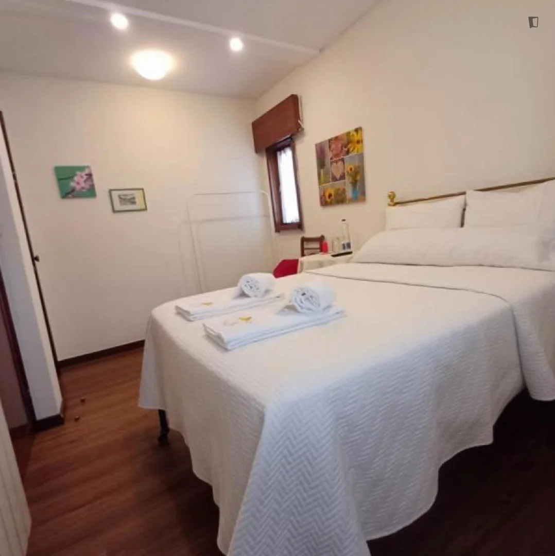 Bright and airy student room with easy university access in 