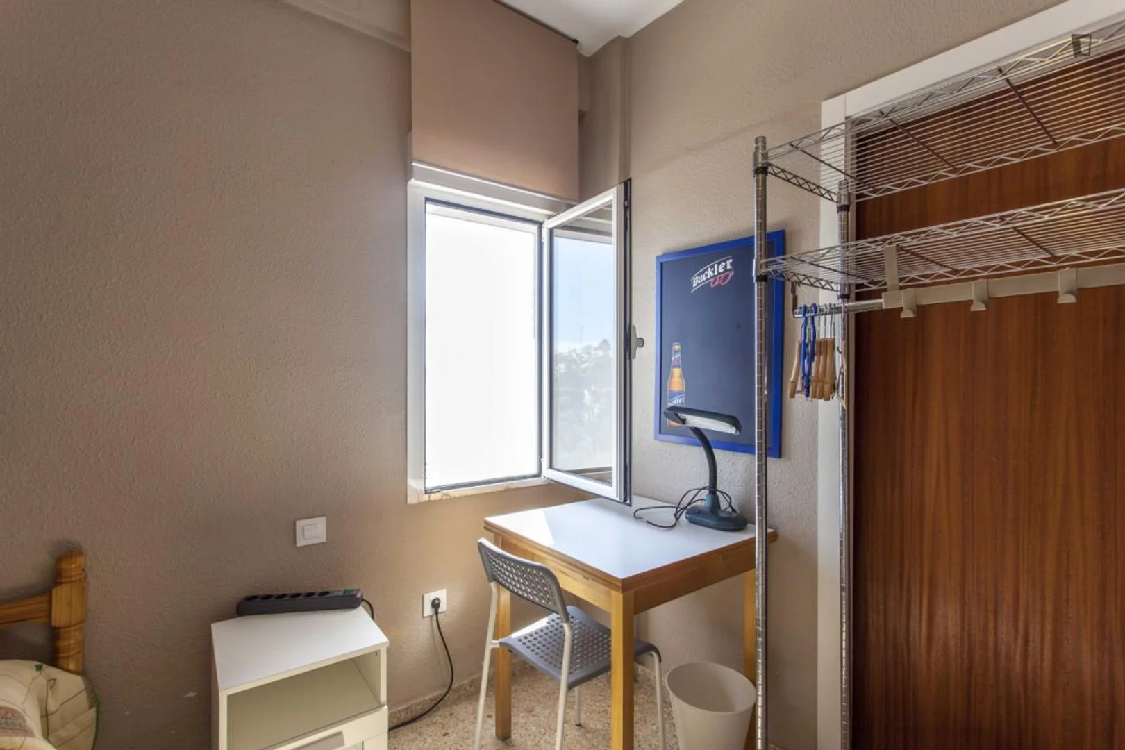Bright and airy student room with easy university access in 
