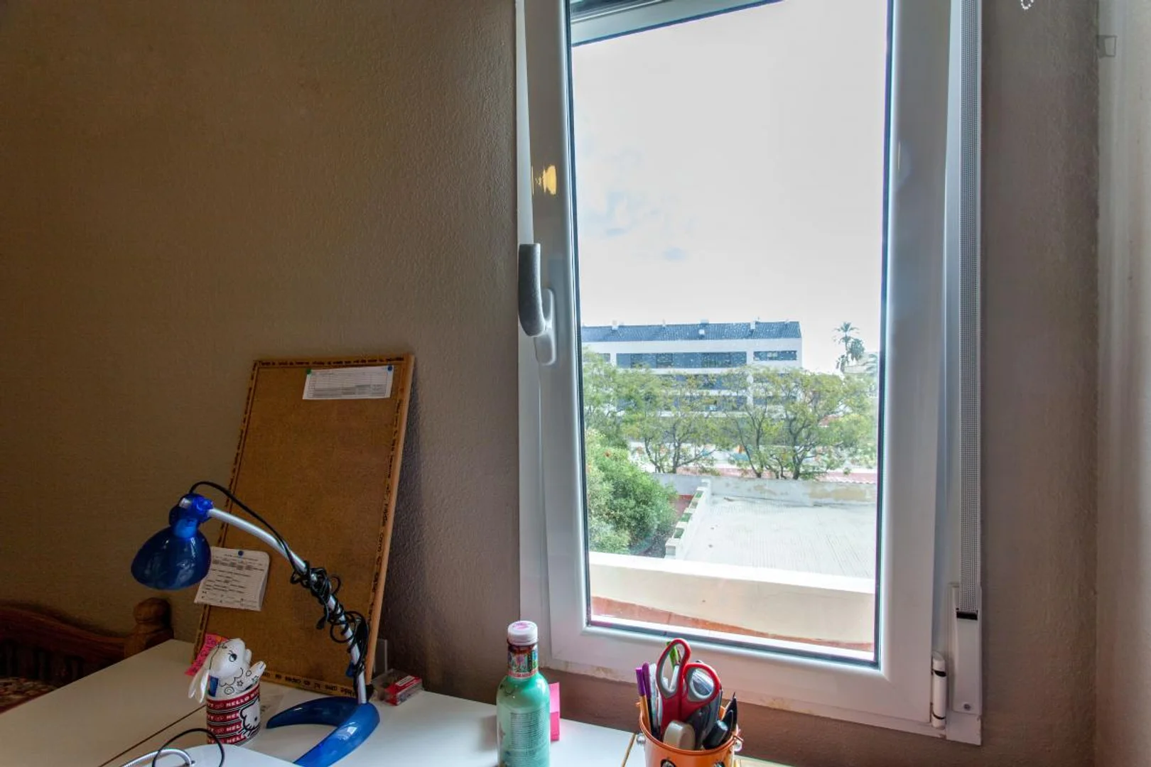 Bright and airy student room with easy university access in 