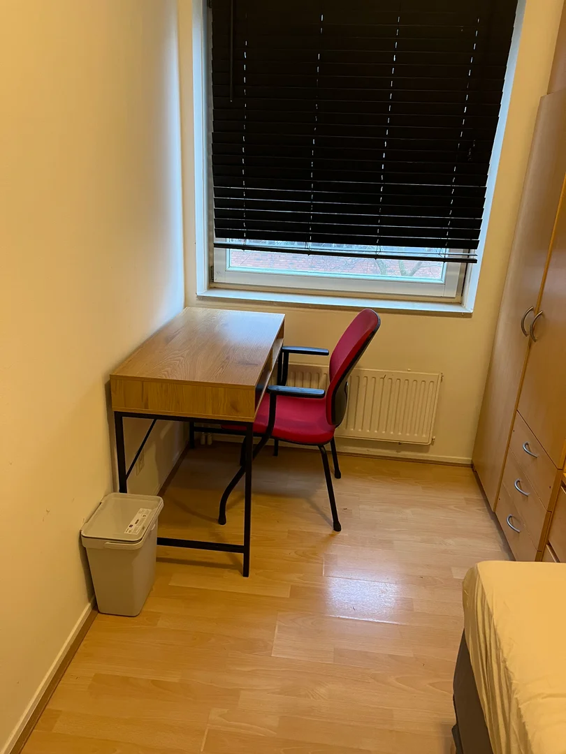Functional student room perfect for studying in 
