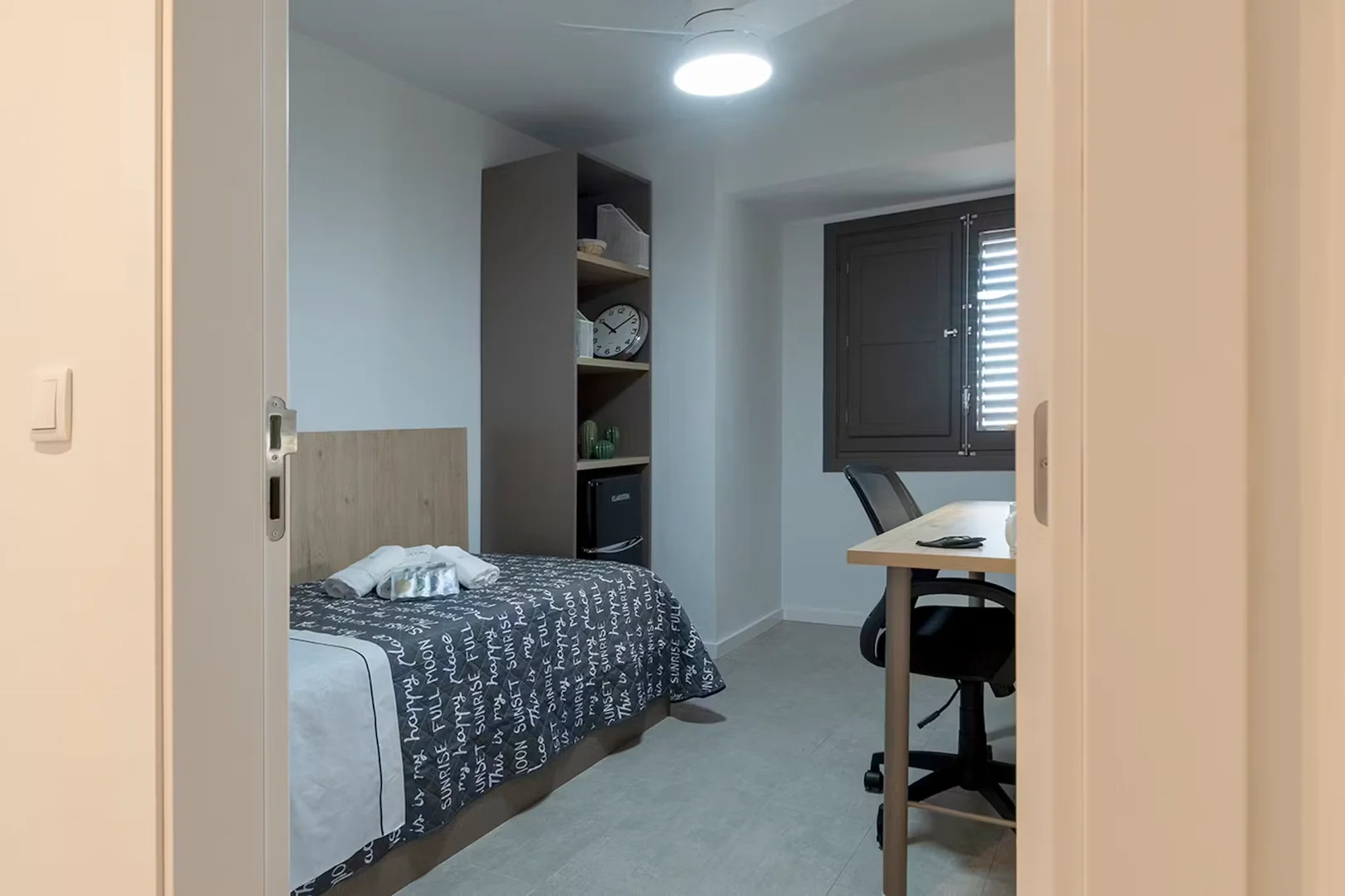 Habitación estudiantil económica cerca del campus en