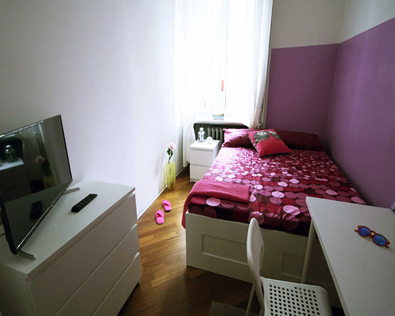 Chambre d'étudiant lumineuse et aérée avec accès facile à l'université dans