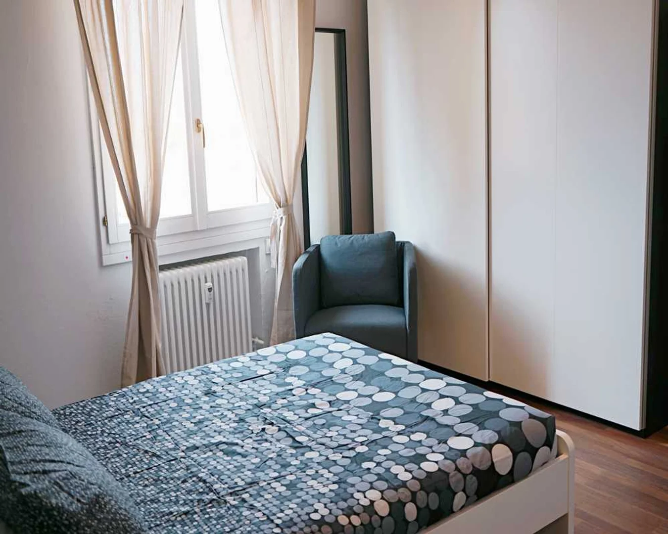 Habitación acogedora para estudiantes disponible en