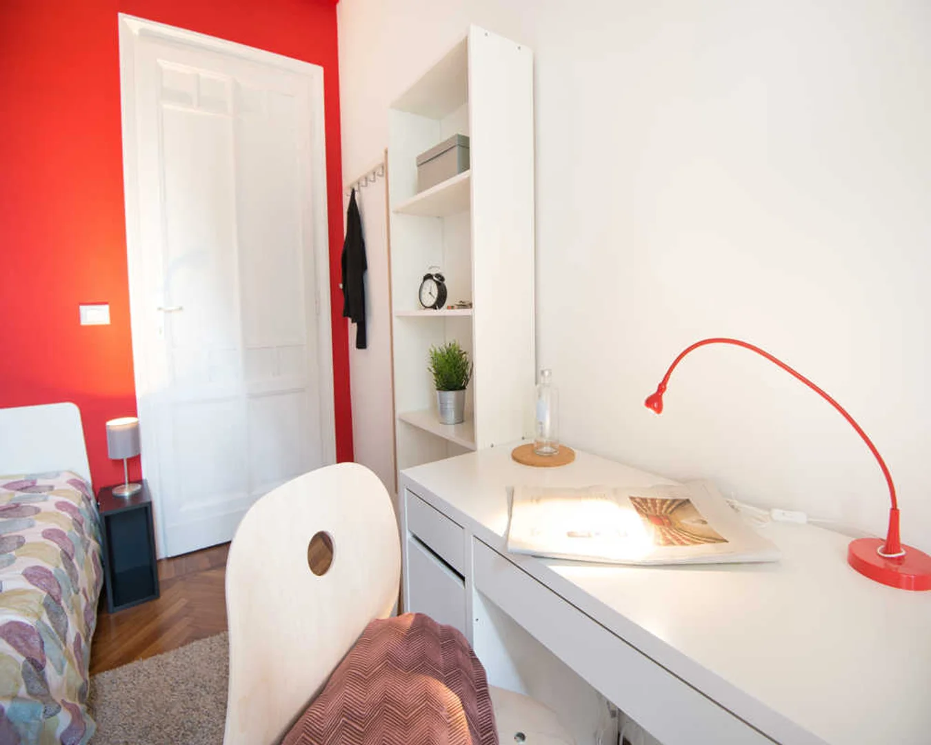 Habitación estudiantil funcional perfecta para estudiar en 