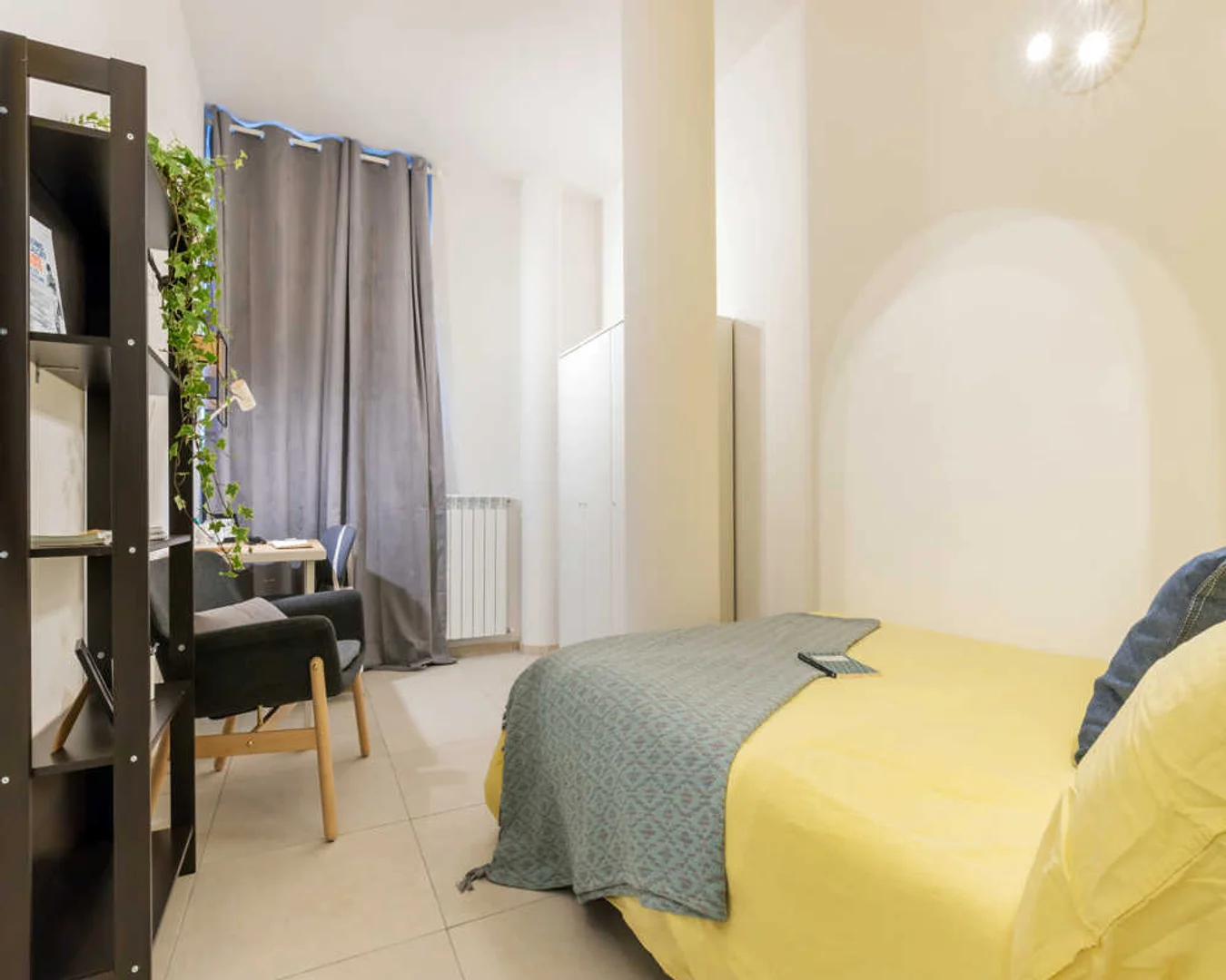 Funktionelles Studentenzimmer perfekt zum Studieren in