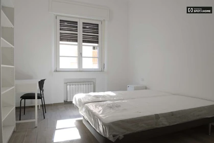 Quarto para alugar com cama de casal em Milano