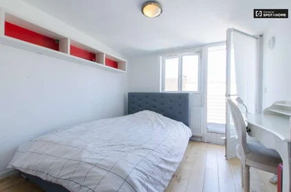 Chambre privée à Rue du Trone, image 1 de 10