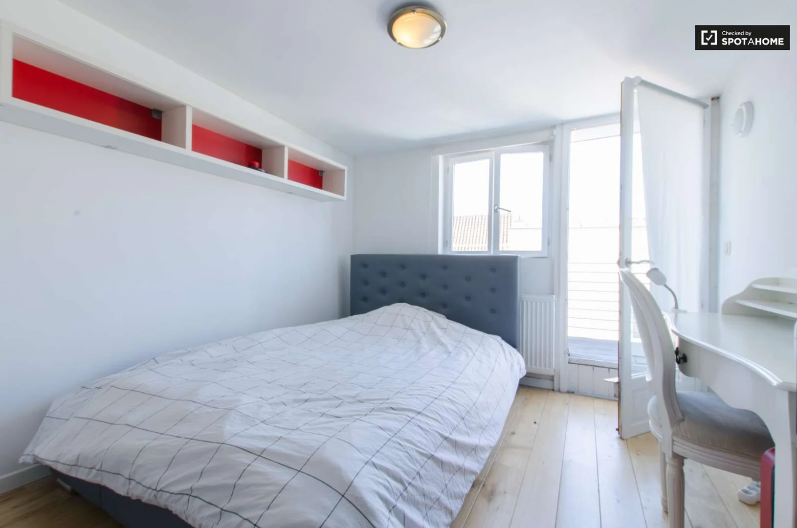 Chambre conviviale pour les étudiants dans avec des équipements modernes