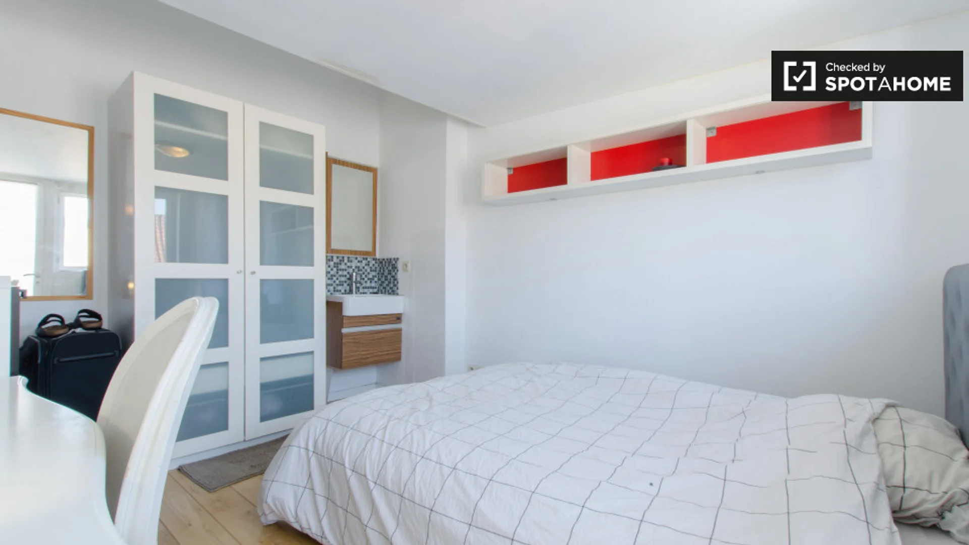Chambre d'étudiant lumineuse et aérée avec accès facile à l'université dans