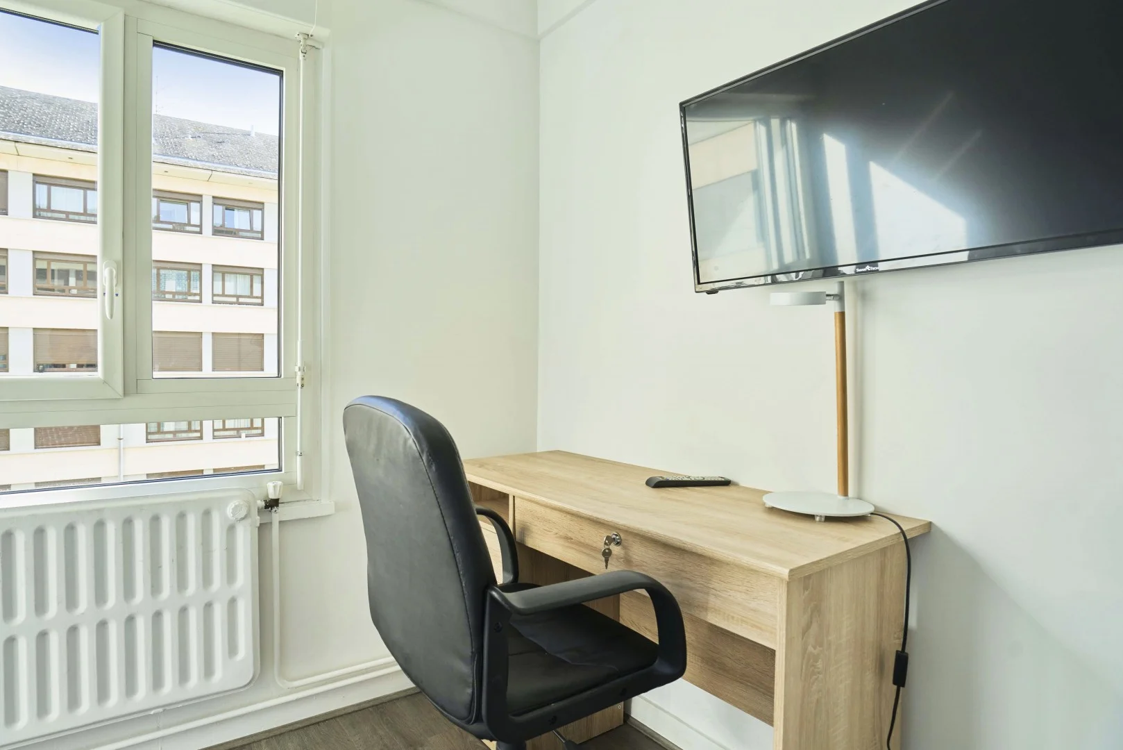 Chambre d'étudiant à avec espace d'étude et installations communes