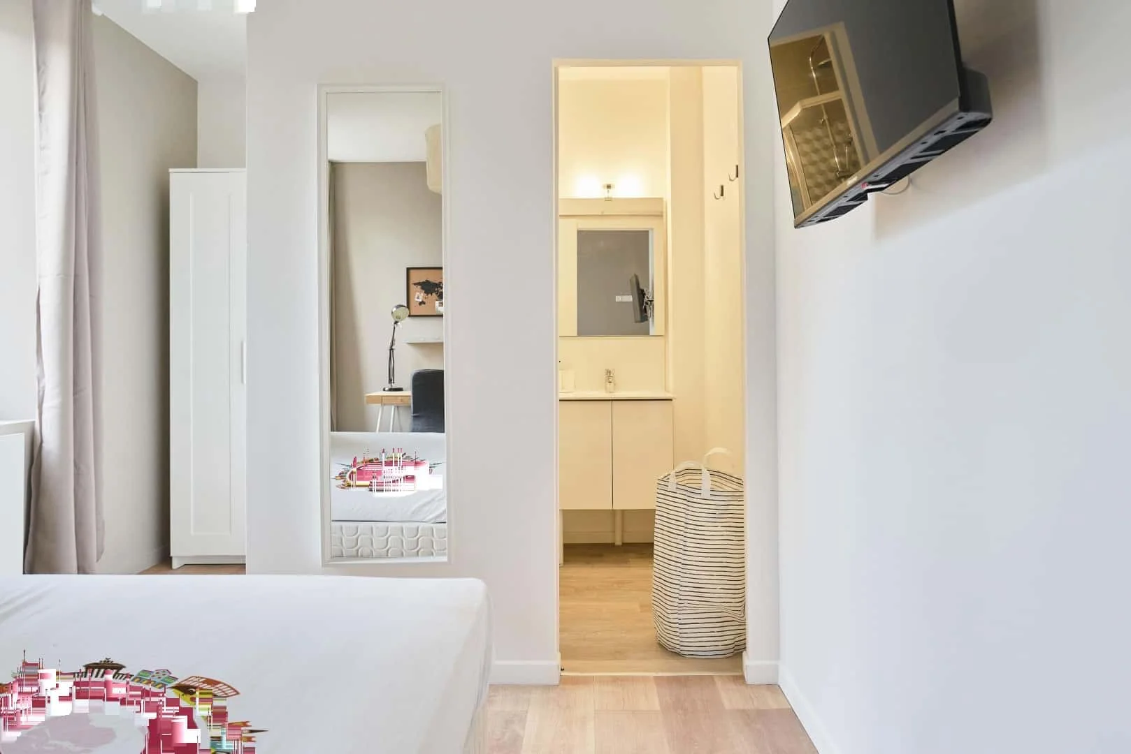 Habitación estudiantil funcional perfecta para estudiar en 