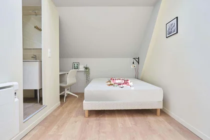 Quarto privado em 53 Rue des Moissons, 51100 Reims, France, imagem 2 de 22