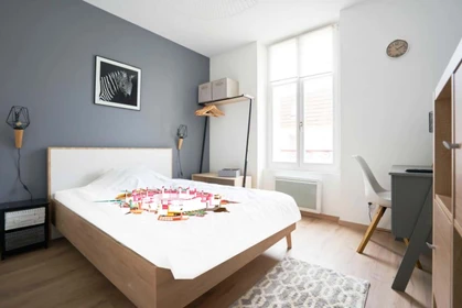 Renting rooms by the month in Nancy