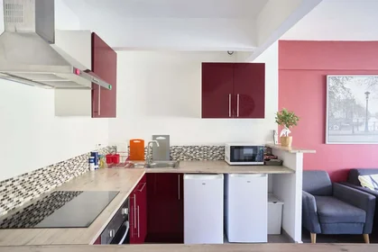 Quarto privado em 1 Rue Cardinal Suhard, 51100 Reims, France, imagem 11 de 13