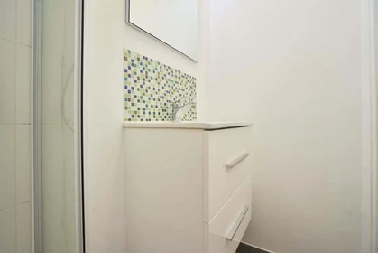 Quarto privado em 1 Rue Cardinal Suhard, 51100 Reims, France, imagem 5 de 14