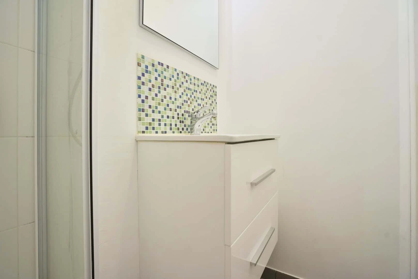 Quarto acessível para estudantes com iluminação ampla em 