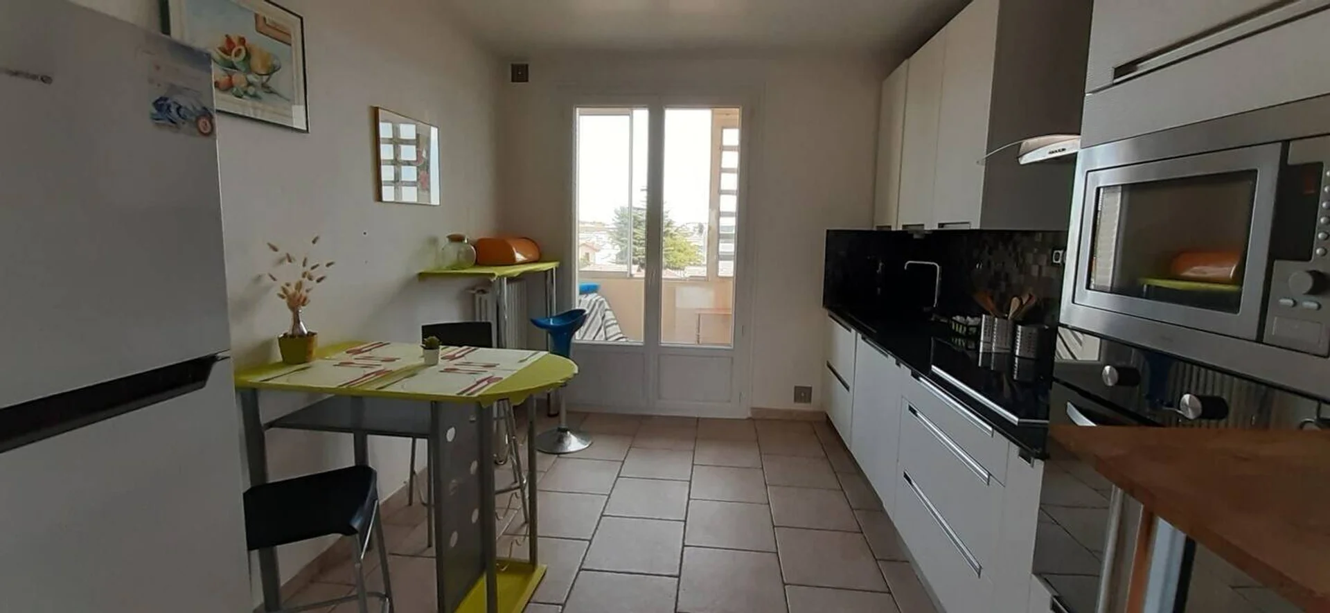 Bright and airy student room with easy university access in 