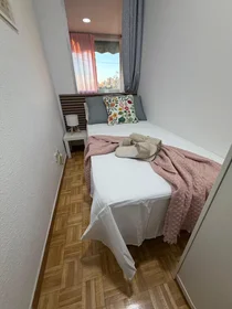 Private room at Calle de la Codorniz, Carabanchel, image 1 of 10