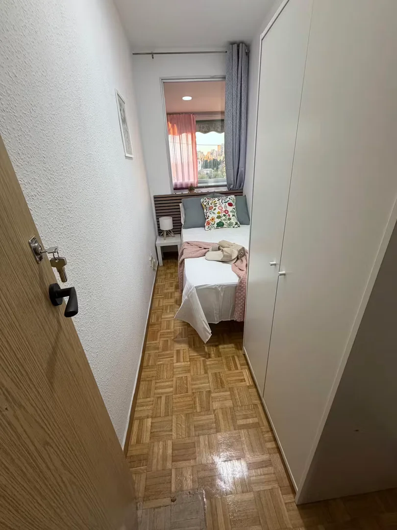 Economical student room with convenient location in