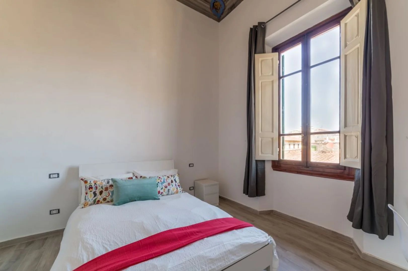 Habitación estudiantil amplia y cómoda en
