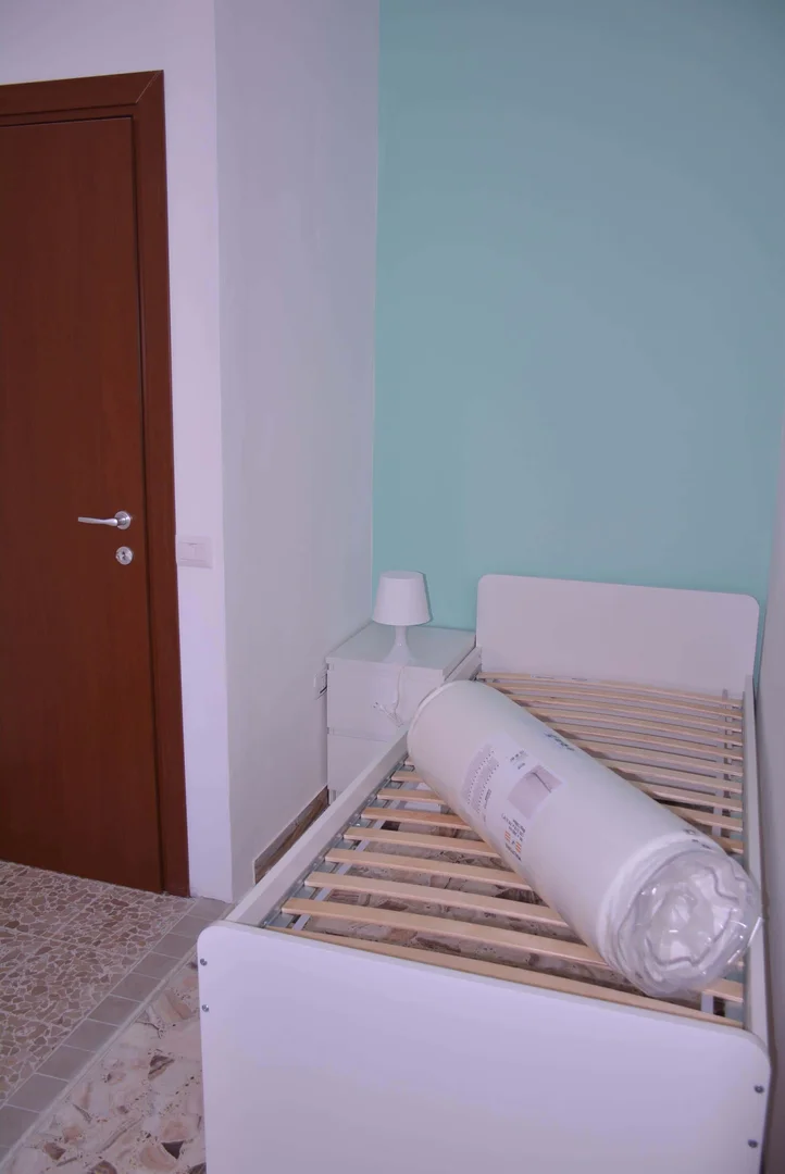 Habitación estudiantil amplia y cómoda en 