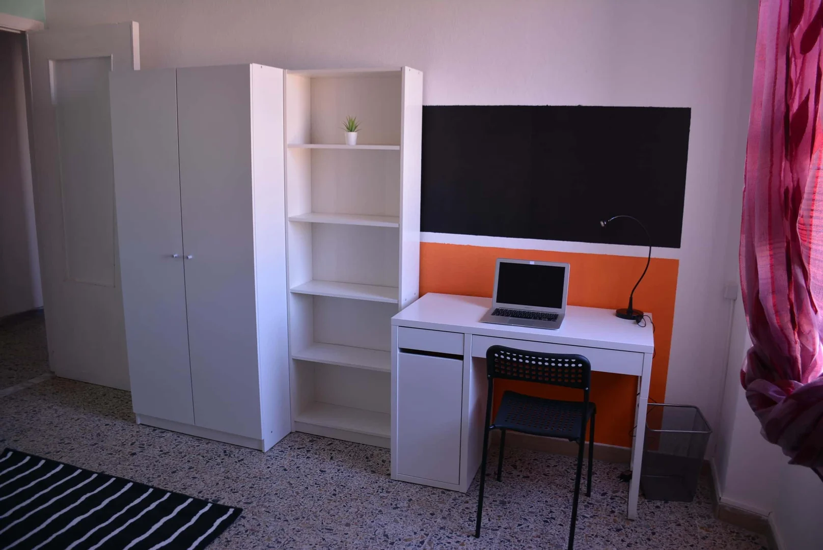 Funkcjonalny pokój studencki idealny do nauki w 