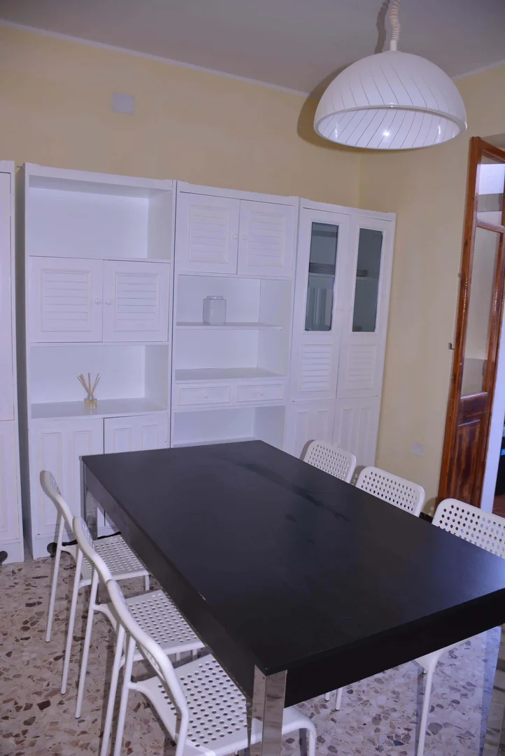 Habitación acogedora para estudiantes disponible en 