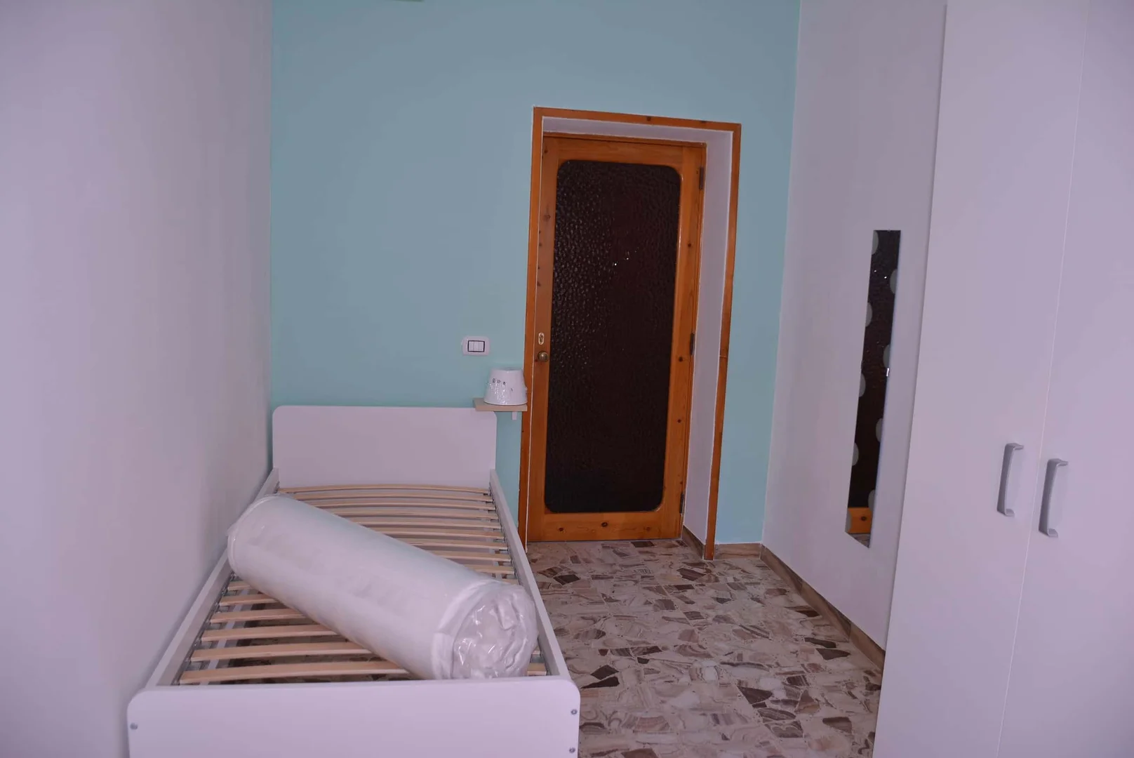 Habitación estudiantil luminosa y aireada con fácil acceso a la universidad en 