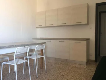 Quarto privado em Via Ingurtosu, 9, 09121 Cagliari CA, Italy, imagem 6 de 8
