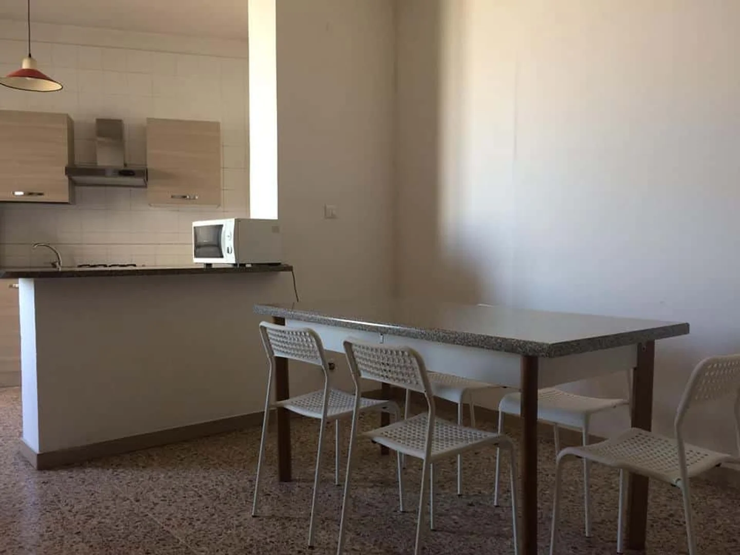 Quarto de estudante económico perto do campus em 