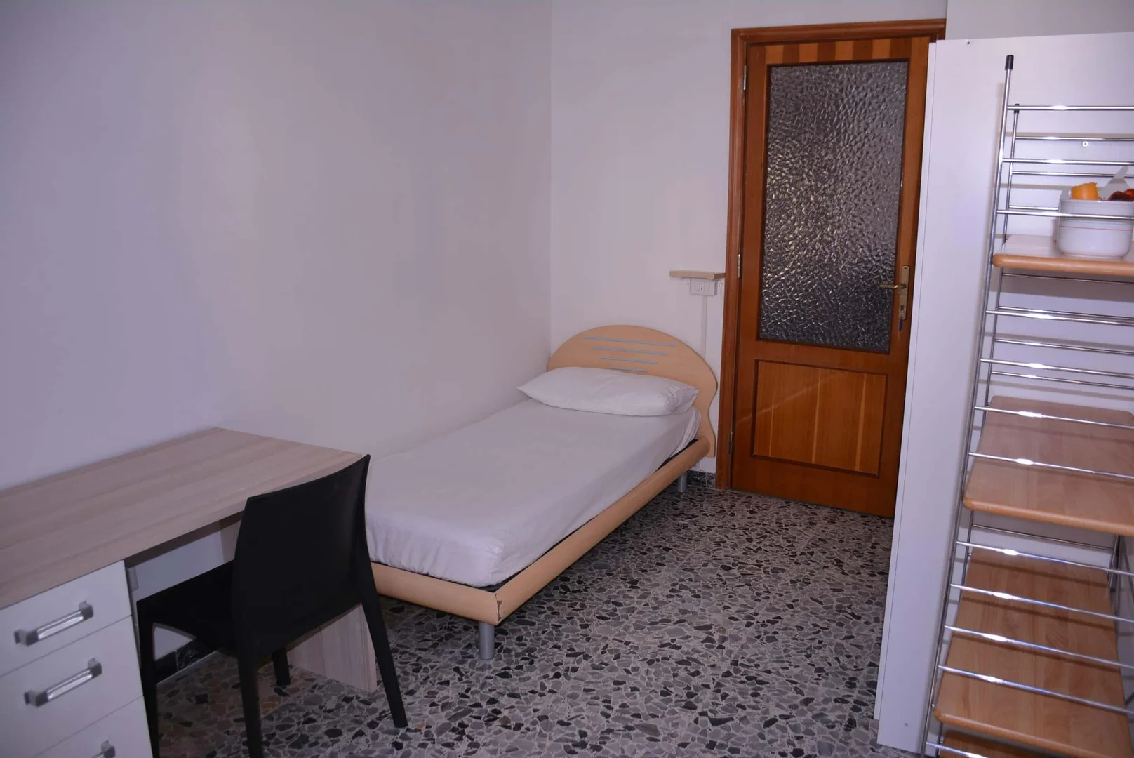 Camera per studenti in  con area studio e servizi in comune