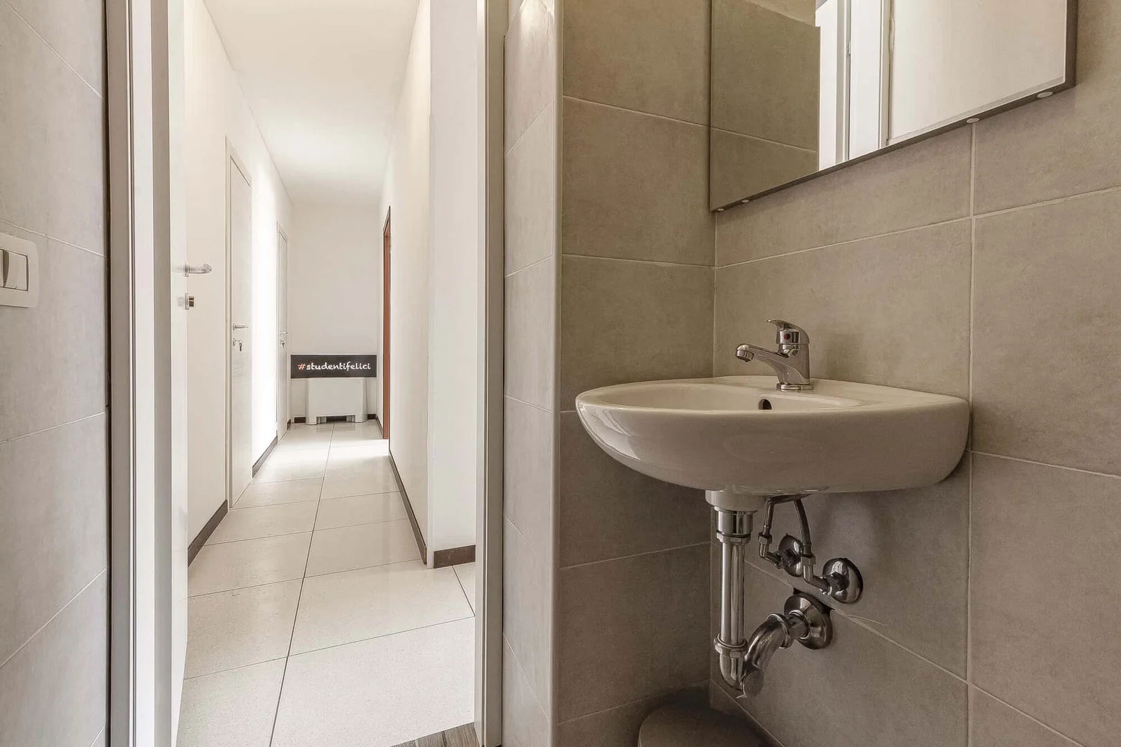Quarto de estudante confortável e espaçoso em 