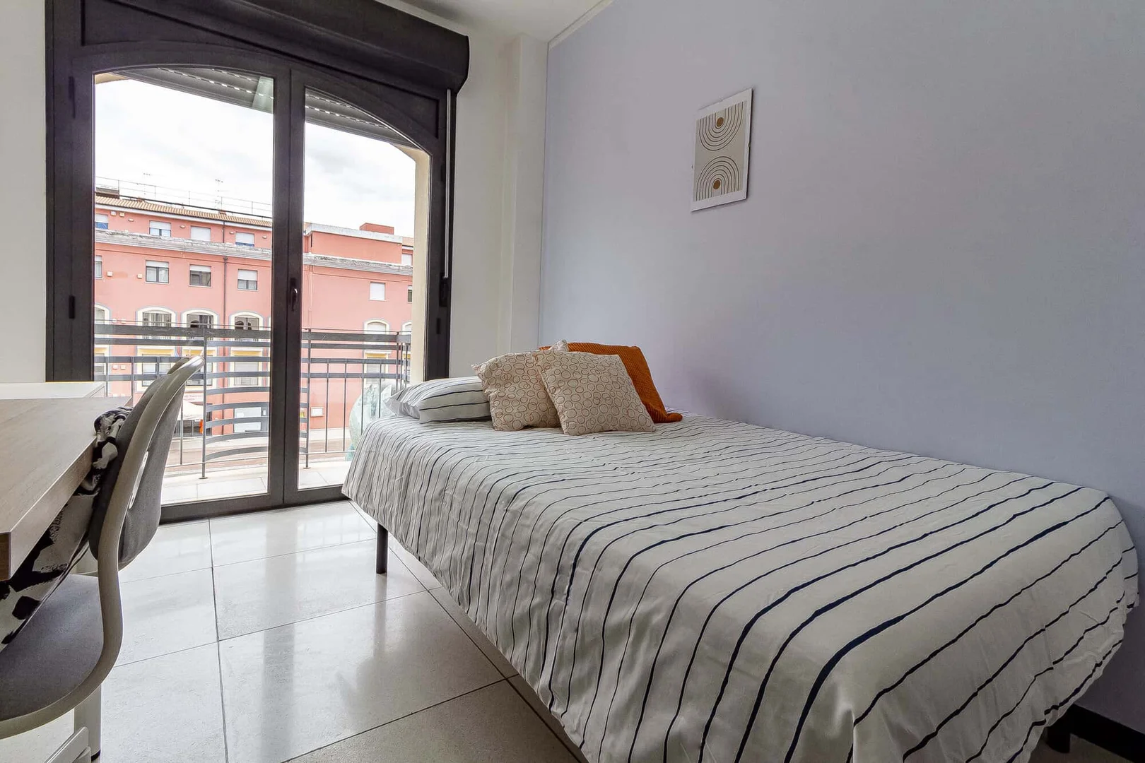 Quarto de estudante luminoso e arejado com acesso fácil à universidade em 
