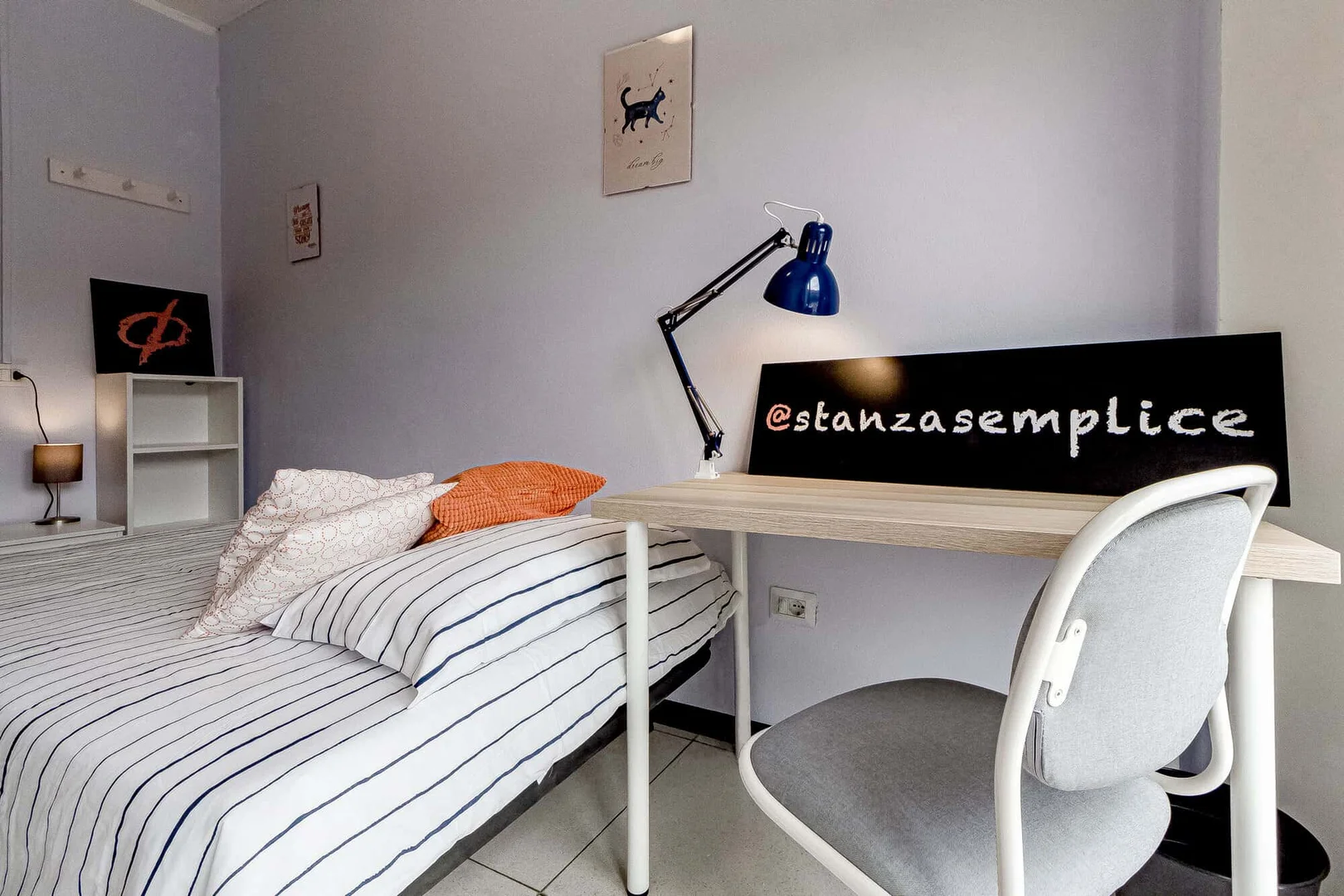 Quarto acessível para estudantes com iluminação ampla em