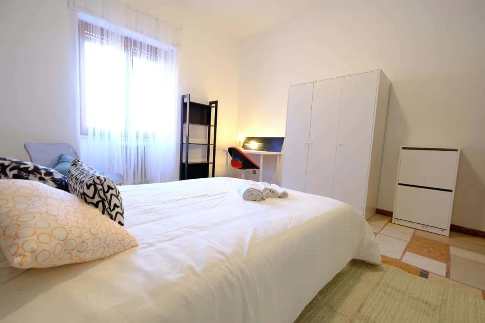 Quarto de estudante em com área de estudo e instalações partilhadas