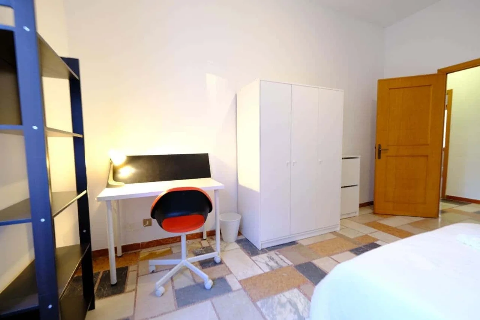 Quarto para alugar em apartamento de estudantes em , totalmente mobilado