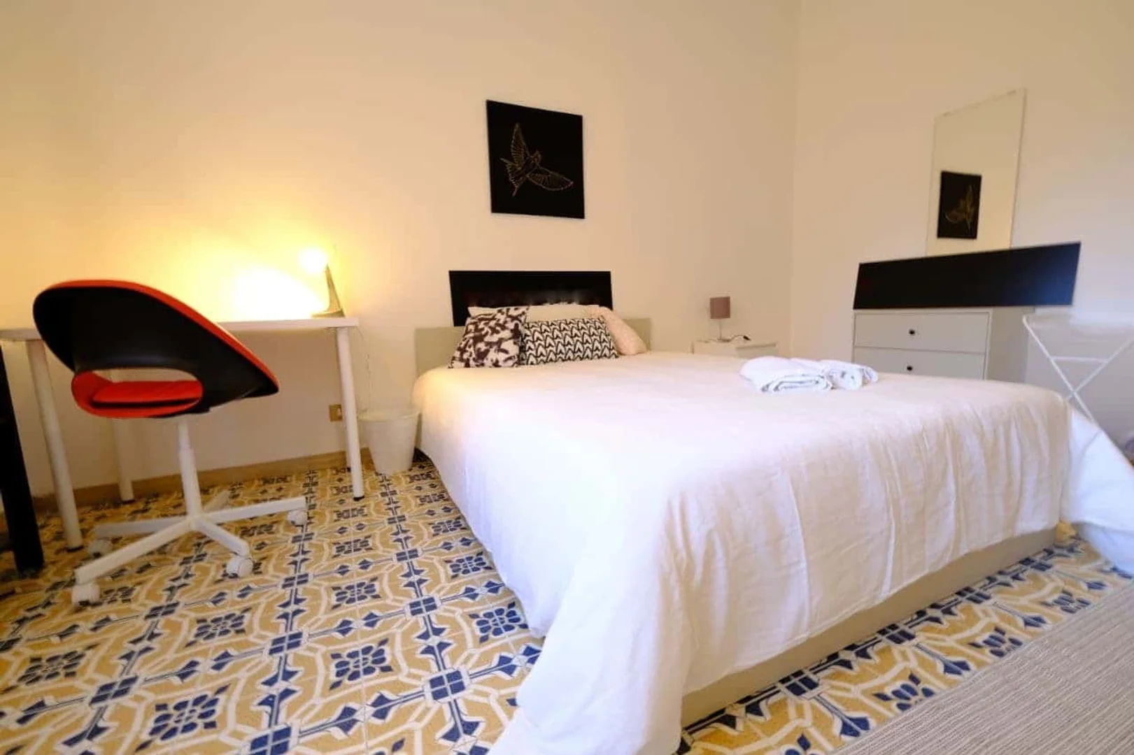 Quarto de estudante confortável e espaçoso em 