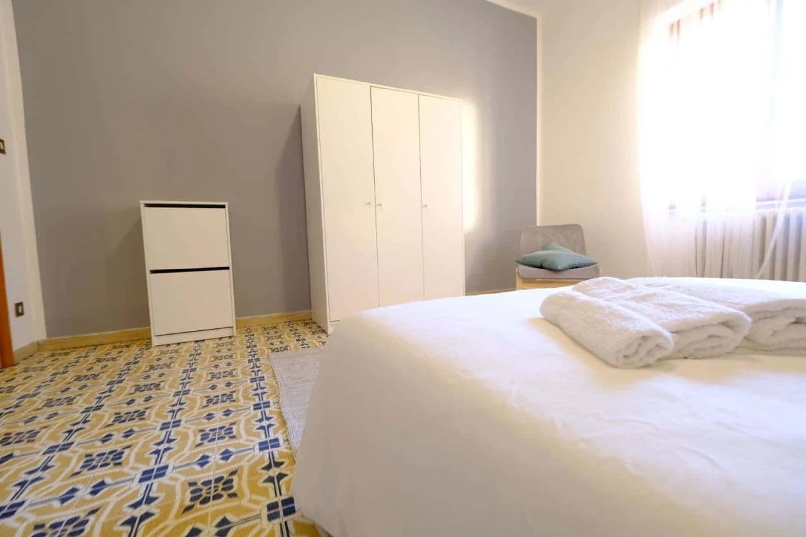 Quarto de estudante económico perto do campus em 