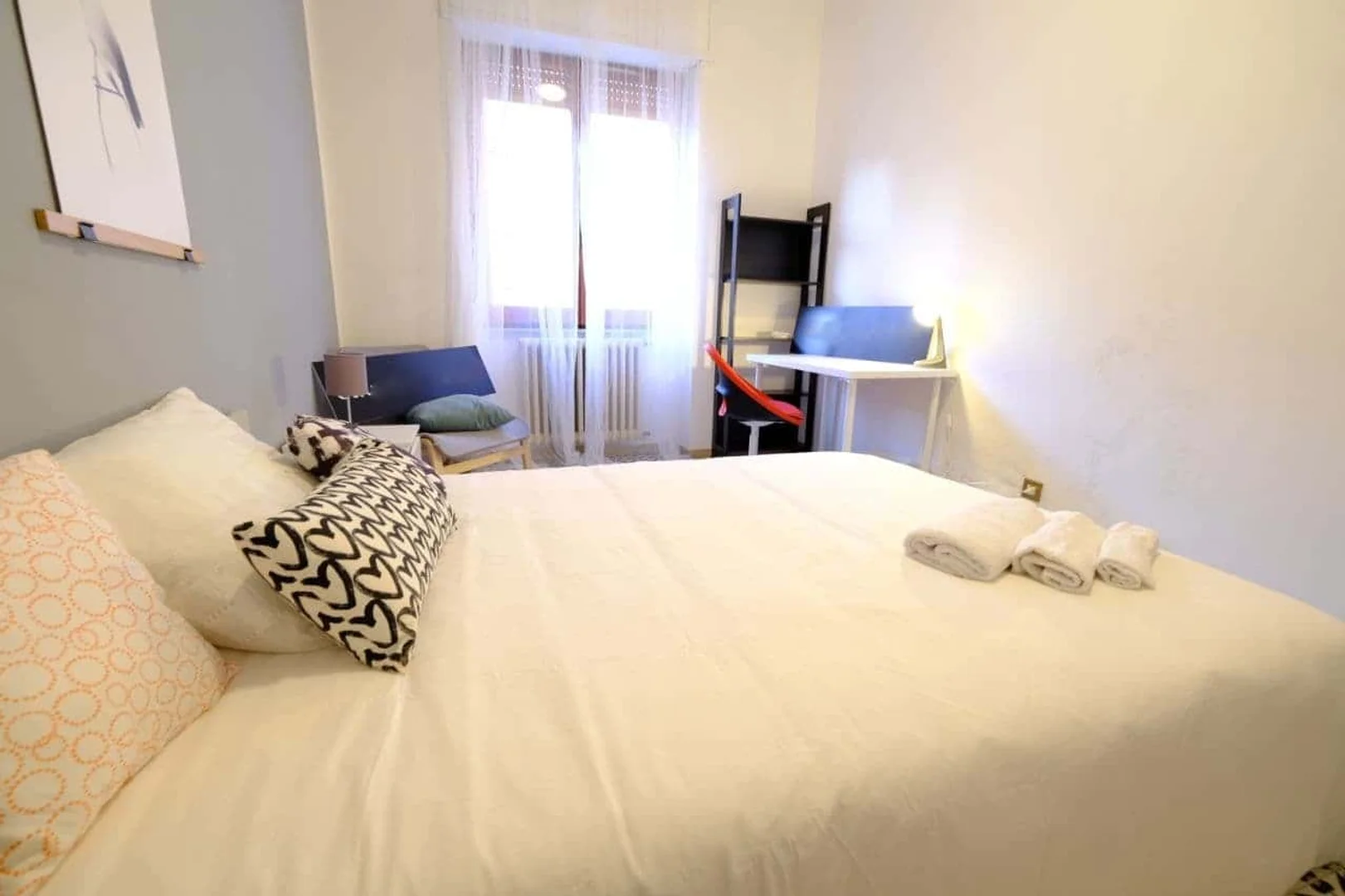 Quarto de estudante luminoso e arejado com acesso fácil à universidade em 